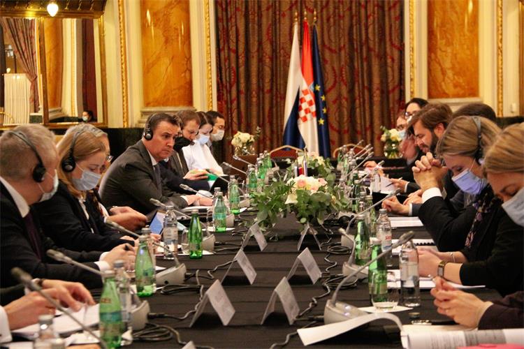 Slika /slike/Vijesti/2021/Hrvatsko-ruska komisija, slika za stolom.JPG